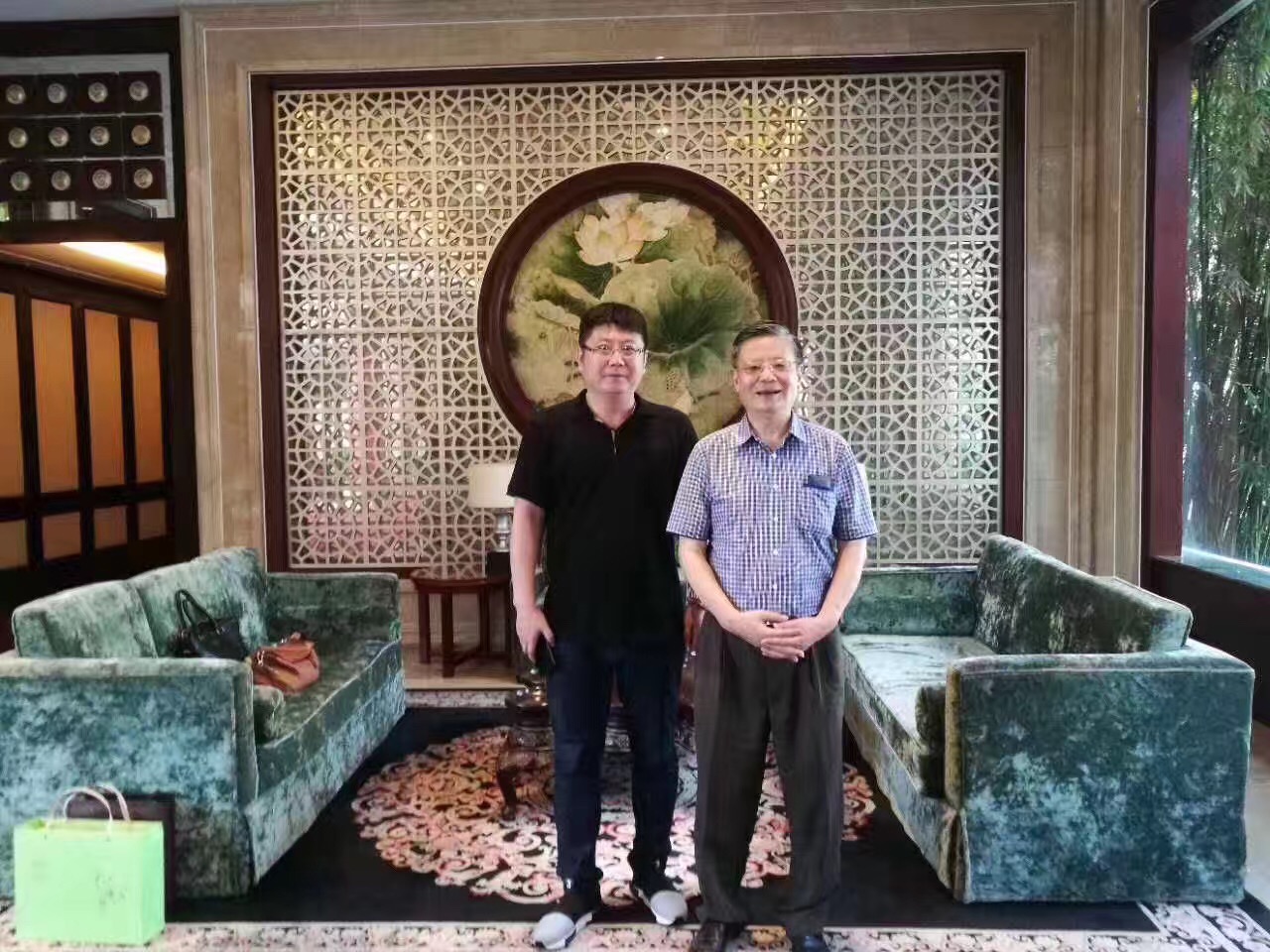 pg电子集团和国医巨匠王琦洽谈完毕合影留念