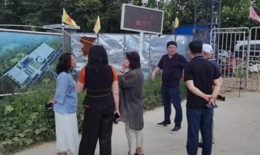 财务部青岛羁系局冯局及著名艺术家赵保乐夫人一行到pg电子集团莱西医疗工业园举行现场指导事情