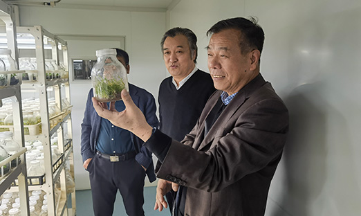 集团首席科学家肖乐义教授一行到郑州大学生命科学学院、河南工业大学发酵实训中心和郑州师范学院生物工程研究中心举行学术交流